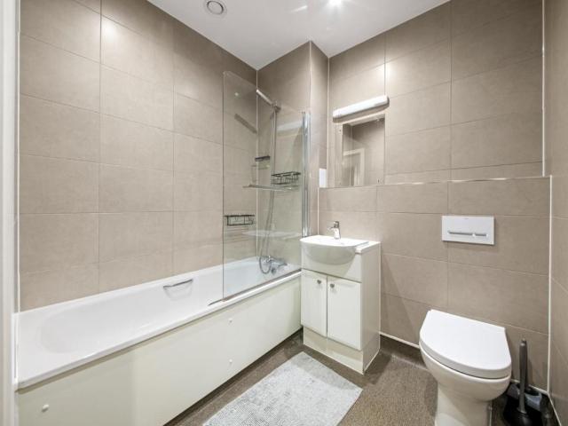 Flat for sale in London Borough of Hounslow, Heston