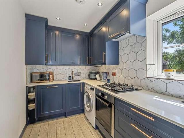 Flat for sale in London Borough of Hounslow, Greater London
