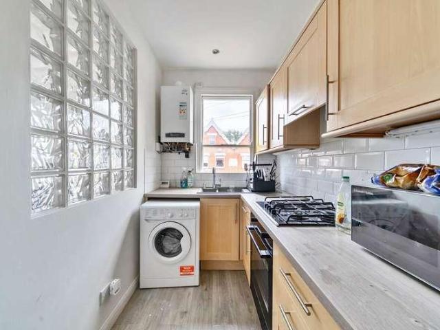 Flat for sale in New Barnet, Greater London