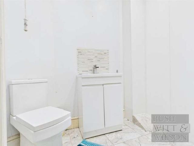 Flat for sale in West Marina, Guestling Green