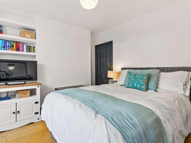 Flat for sale in Clapham Junction, Greater London