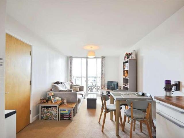 Flat for sale in London Borough of Hounslow, Greater London