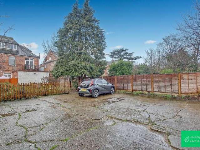 Flat for sale in Whetstone, Greater London