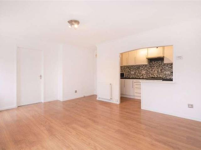 Flat for sale in Strawberry Hill, Greater London