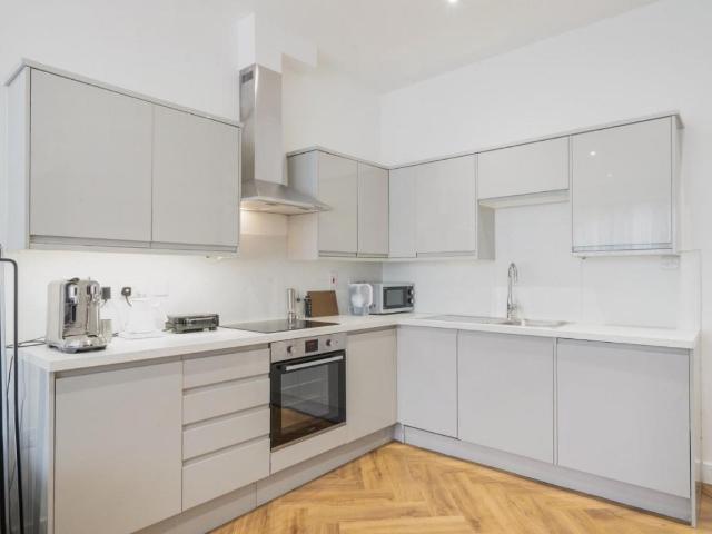 Flat for sale in Stroud Green, Greater London