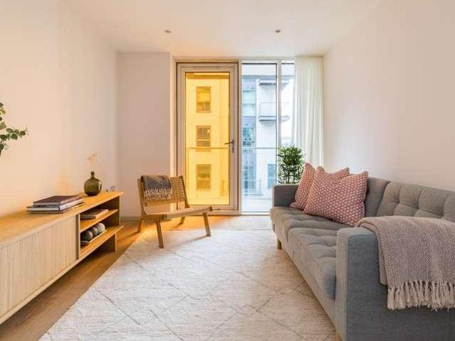 Flat for sale in Isle Of Dogs, Greater London