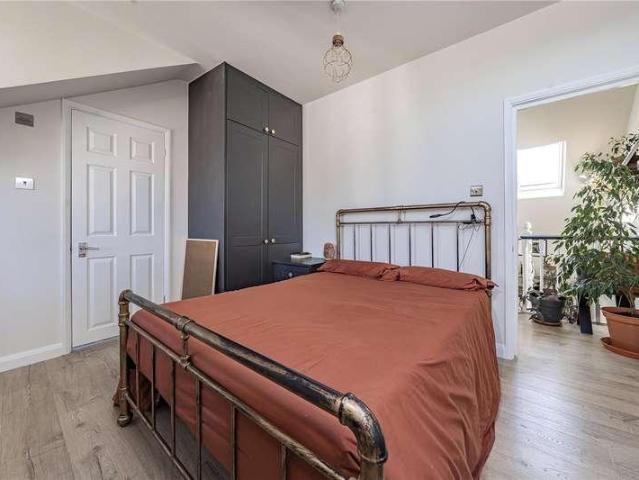 Flat for sale in New Malden, Greater London