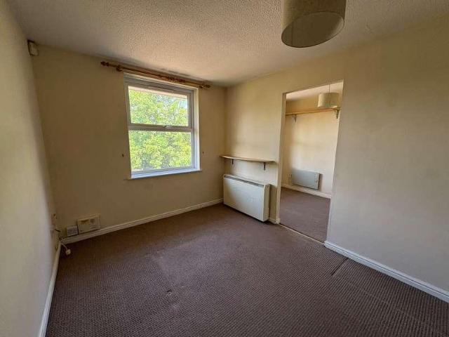 Flat for sale in Bowes, Greater London