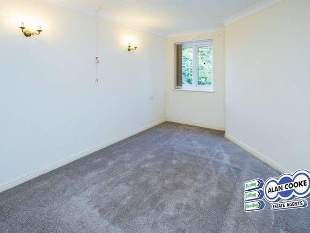 Flat for sale in Primley Park, Alwoodley