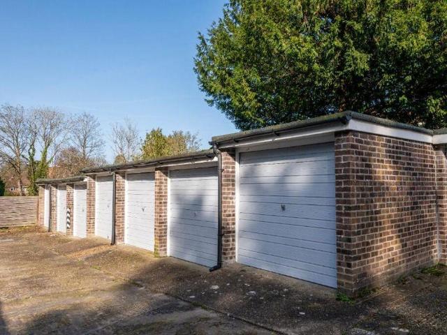 Flat for sale in Red Hill, Surrey
