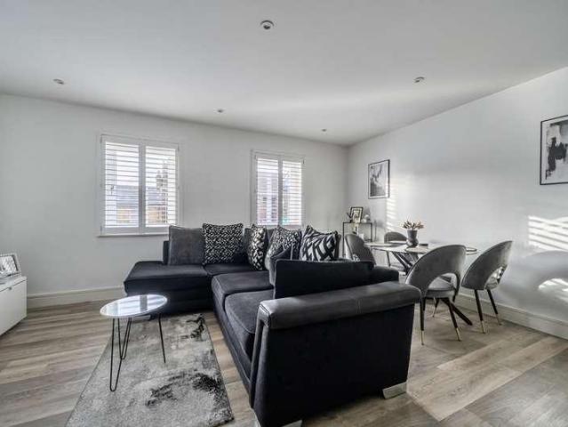 Flat for sale in Farnham Common, Buckinghamshire