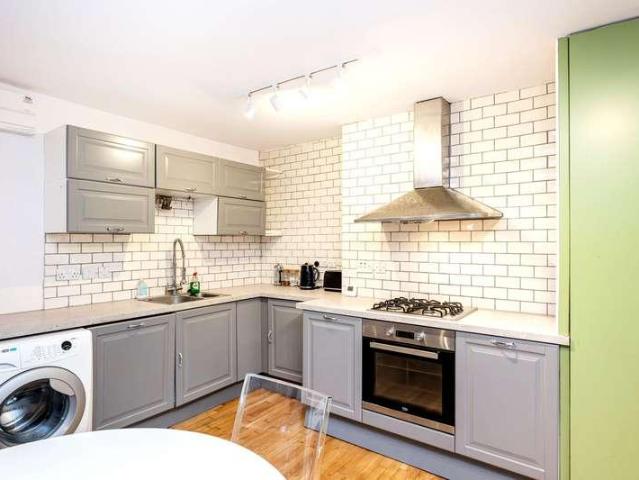 Flat for sale in North Kensington, Greater London