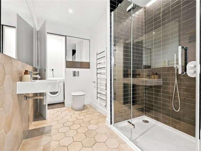 Flat for sale in Lower Clapton, Greater London