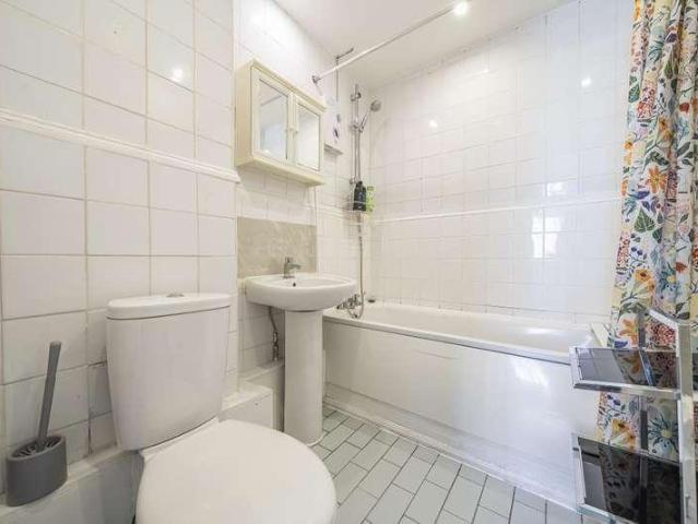 Flat for sale in Kensal Town, Bayswater