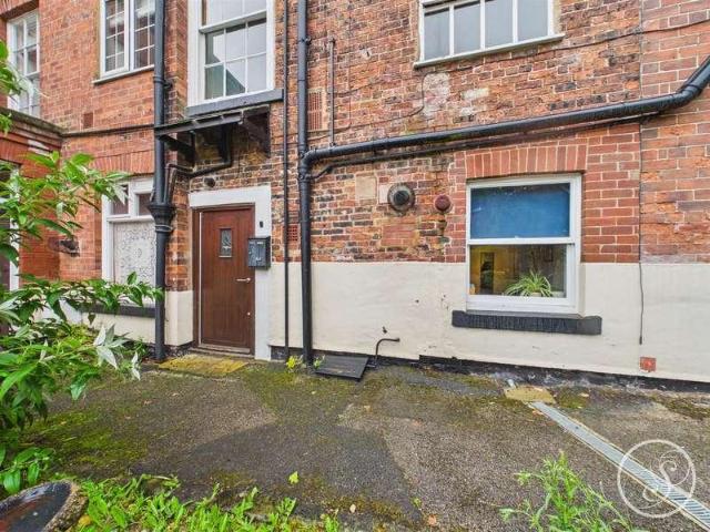 Flat for sale in Chapel Allerton, West Yorkshire