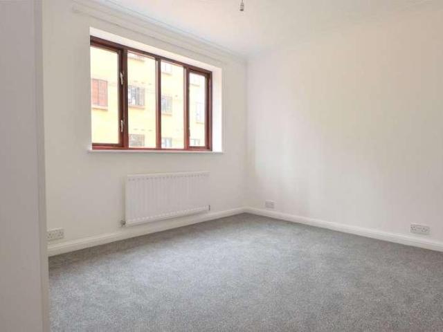 Flat for sale in Red Hill, Surrey