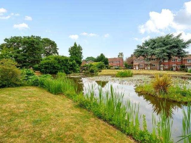Flat for sale in Heol-las, Surrey