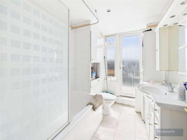 Flat for sale in Surbiton, Tolworth