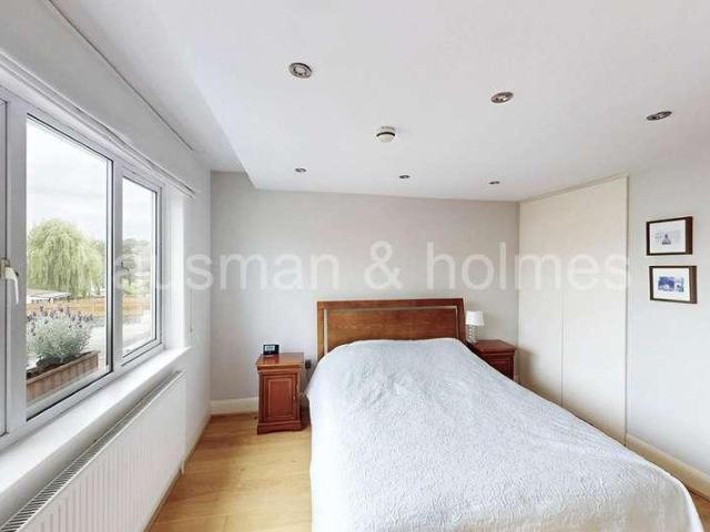Flat for sale in Hendon Central, Greater London