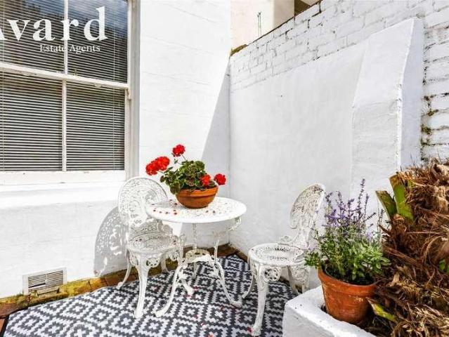 Flat for sale in Round Hill, Brighton & Hove