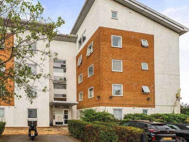 Flat for sale in Reach, Greater London