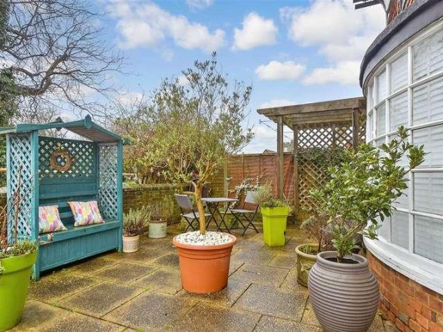 Flat for sale in Midway, Kent