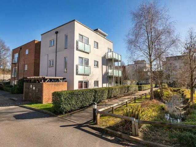 Flat for sale in Red Hill, Surrey