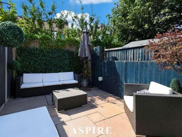 Flat for sale in Alton Barnes, Essex