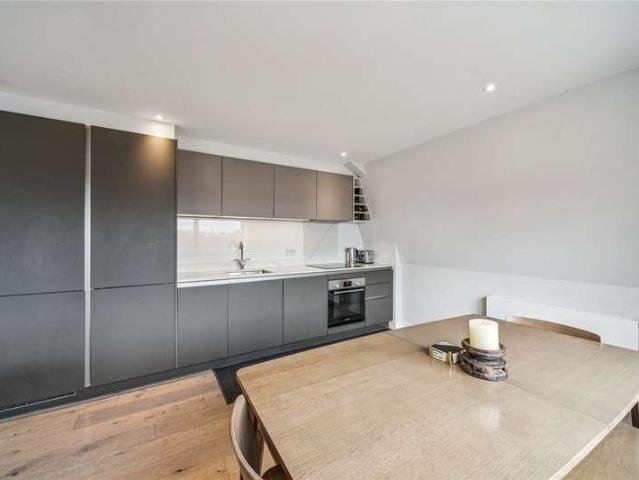 Flat for sale in Summerstown, Greater London