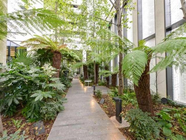 Flat for sale in Canary Wharf, Greater London