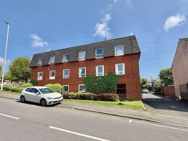 Flat for sale in Coseley, West Midlands