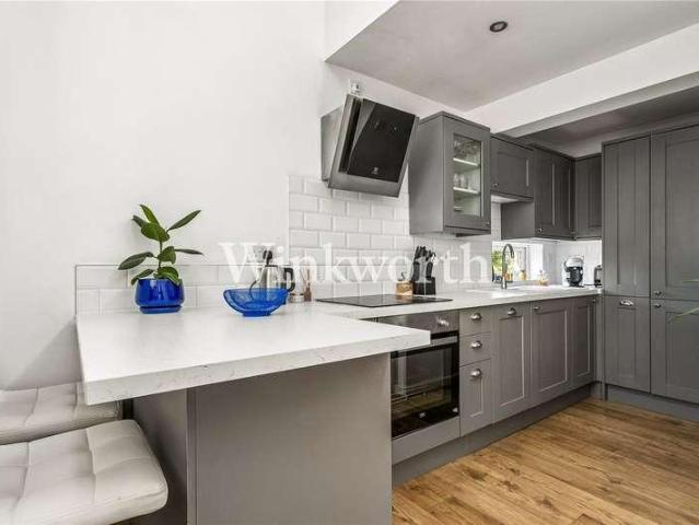 Flat for sale in Palmers Green, Greater London