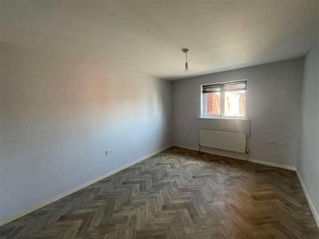 Flat for sale in Erith, North End