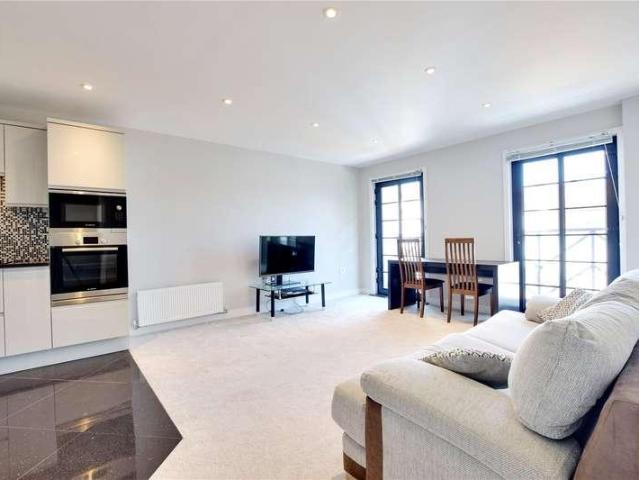 Flat for sale in North Watford, Hertfordshire