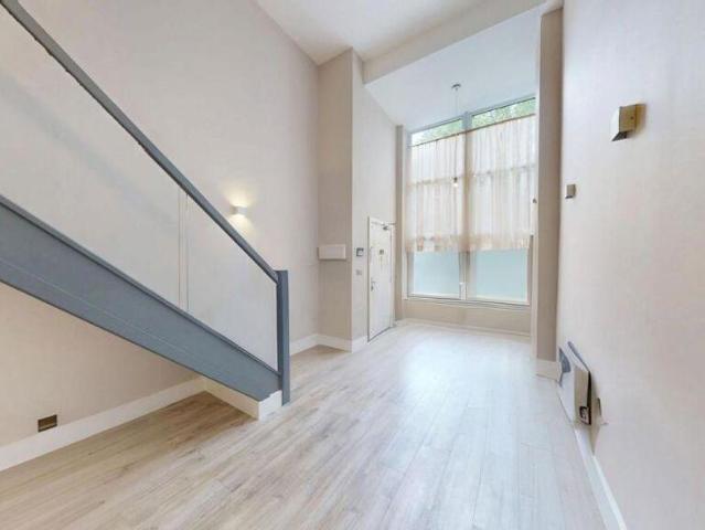 Flat for sale in Hackbridge, Greater London