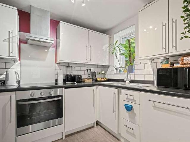 Flat for sale in London Borough of Hounslow, Greater London