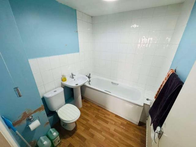 Flat for sale in London Borough of Ealing, Greater London