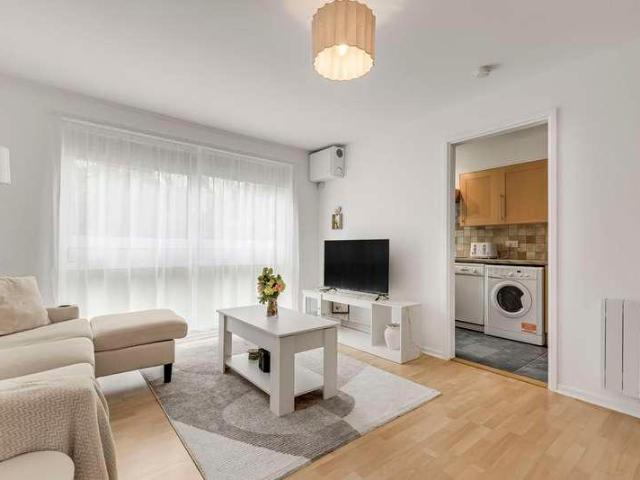 Flat for sale in Bromley-by-Bow, Bow