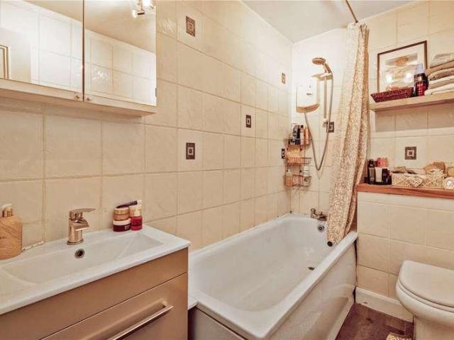 Flat for sale in East Dulwich, Greater London