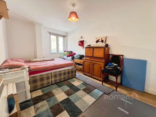 Flat for sale in Aldershot, Rushmoor