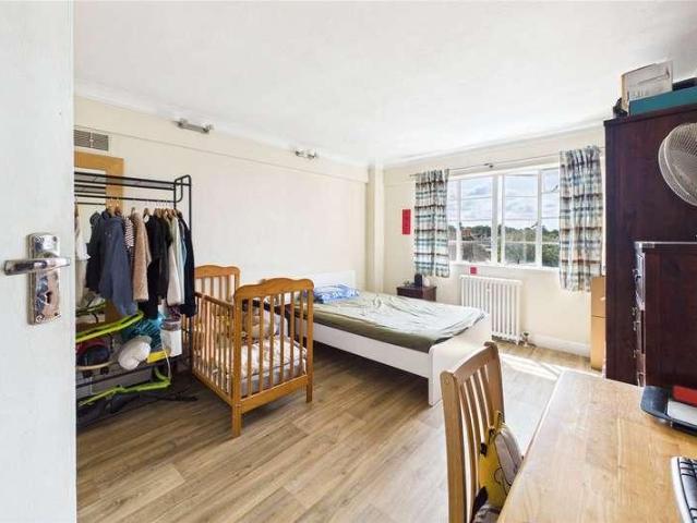 Flat for sale in Streatham Hill, Greater London