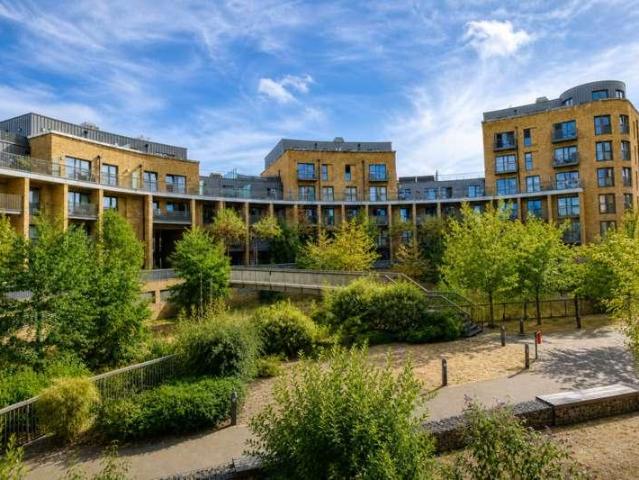 Flat for sale in London Borough of Croydon, Waddon