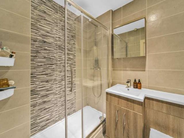 Flat for sale in Earl's Court, Greater London