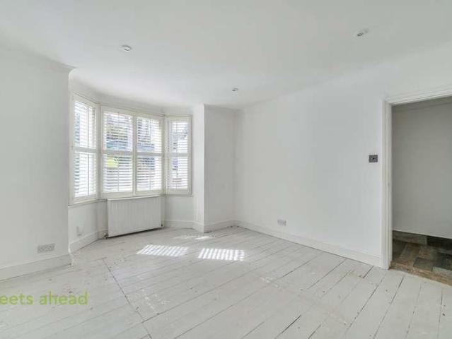 Flat for sale in West Norwood, Greater London