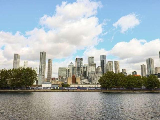 Flat for sale in Isle Of Dogs, Greater London