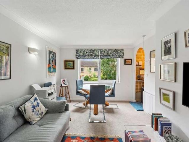 Flat for sale in London Borough of Hounslow, Greater London
