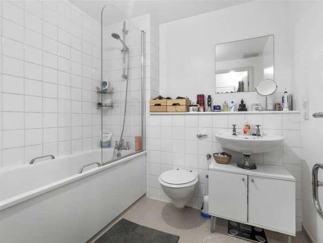 Flat for sale in Vauxhall, Greater London