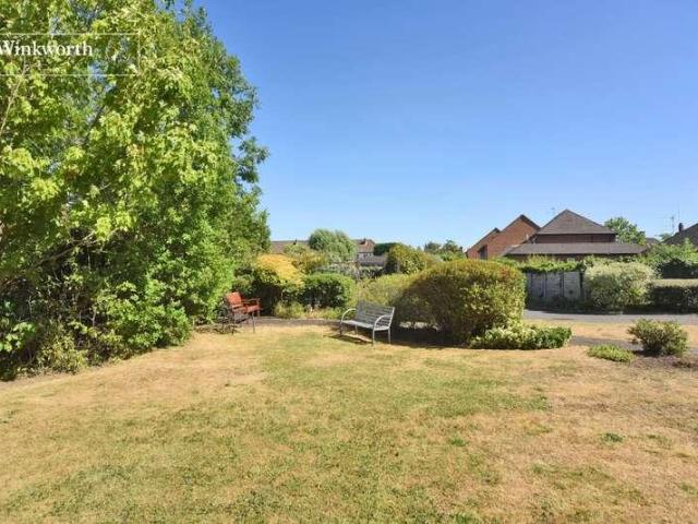 Flat for sale in Worcester Park, Greater London