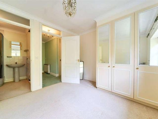 Flat for sale in Red Hill, Surrey
