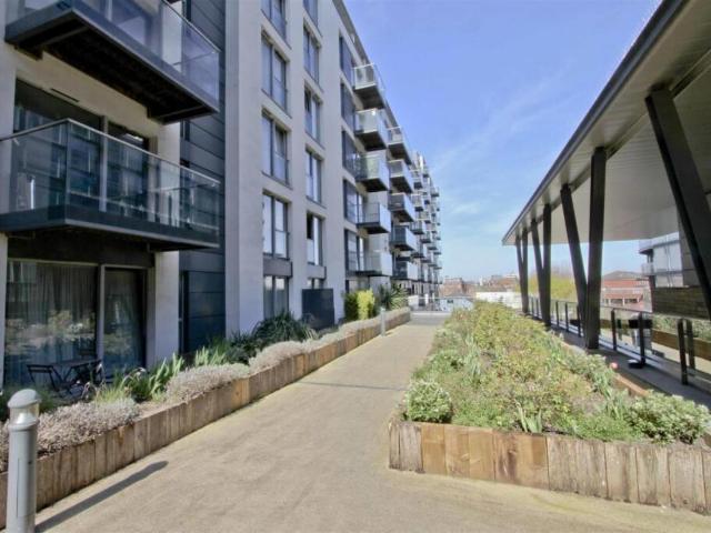 Flat for sale in Hayes, Greater London